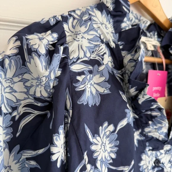 NWT Entro blue and white floral blouse - Picture 2 of 4